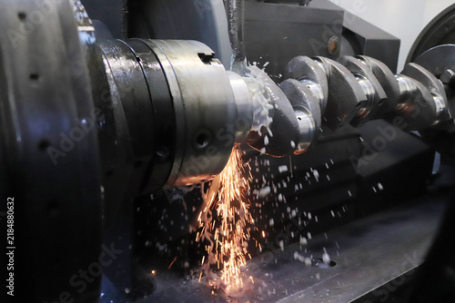 Cuadro en lienzo Grinding of the crankshaft on a grinding machine.