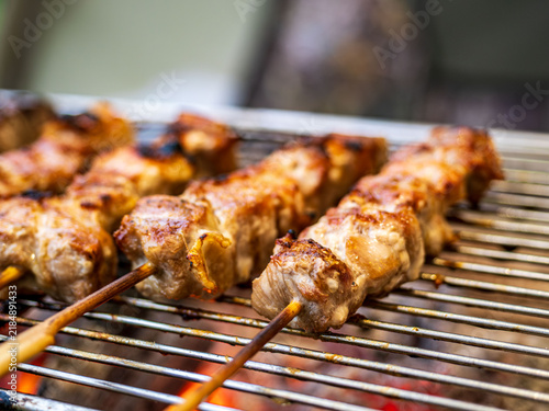 Tapety artystyczne 炭火でこんがり焼ける香ばしい焼き鳥の串焼き