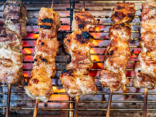 Tapety artystyczne 網の上で絶妙に焼き上がる炭火焼きの肉串