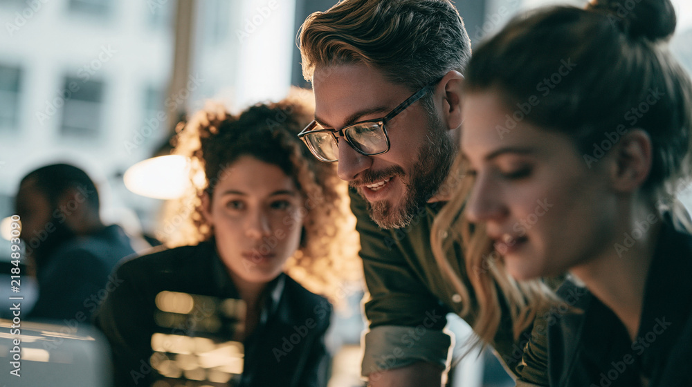 Obraz premium Diverse Business Team Collaborating Closely in a Bright Modern Office