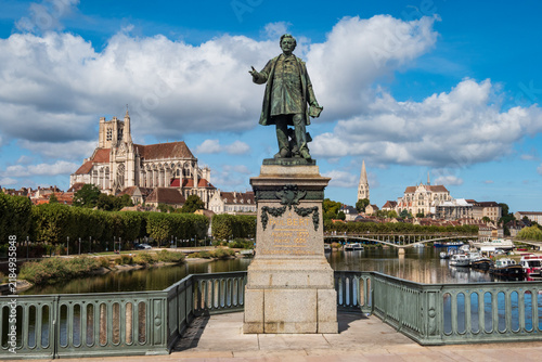 Картината върху платно Vue sur la ville d'Auxerre depuis le pont Paul Bert, avec sa statue en premier p