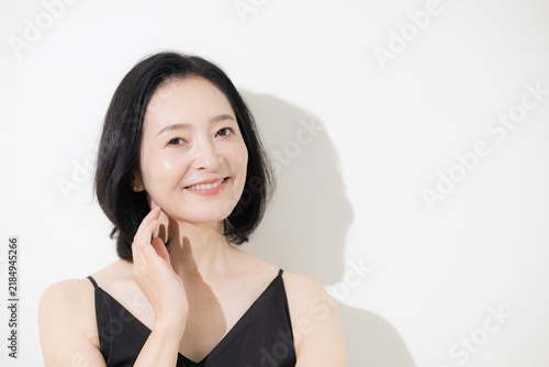 Quadro su tela A beauty portrait of a woman in her 50s with striking, beautiful skin and natura