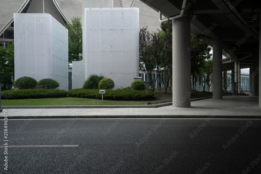 Obraz premium modern architectural park road and white square pillar landscape view