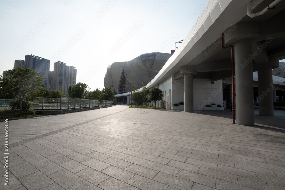 Obraz premium Empty plaza under modern architecture with high buildings in background