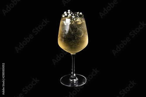 Fotografía White Wine Cocktail with Ice and Dried Flower on Black Background