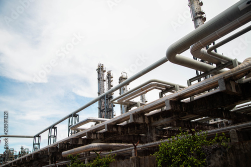 фотографія Industrial oil and gas pipeline rack structure at petrochemical processing facil