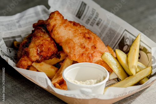 Fotografía Plate of fish and chips, the famous British classic consisting of fish fillets i