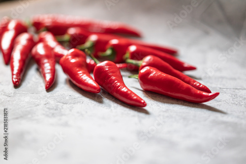 Foto Closeup of red chili peppers with shallow depth of field
