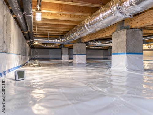 Fotografie Clean residential crawl space with vapor barrier and moisture protection