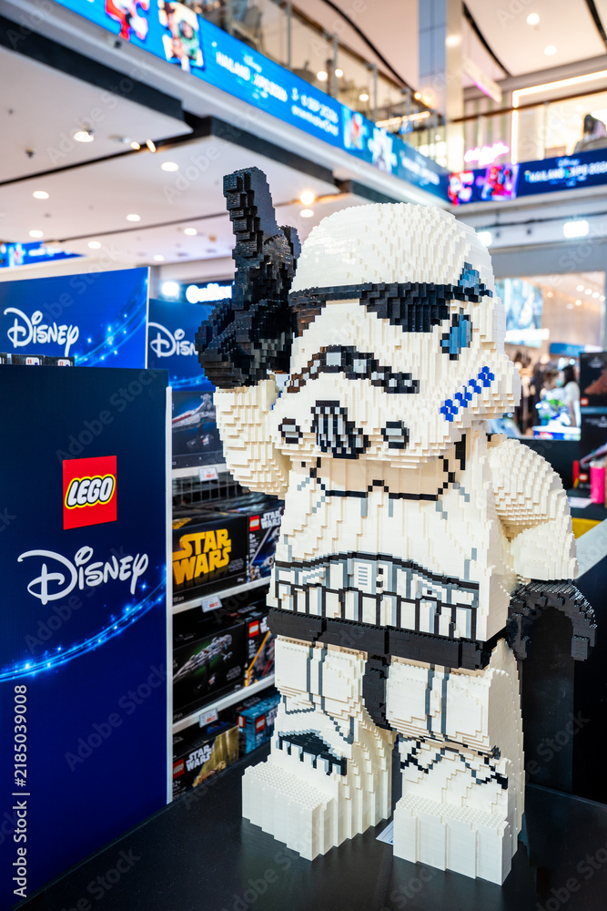 Obraz premium Bangkok, Thailand - June 22, 2025: Close up of Life-sized LEGO Stormtrooper figure from Star Wars inside toy store display.