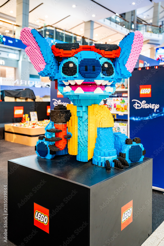 Obraz premium Bangkok, Thailand - September 4, 2026 : A large LEGO sculpture of Stitch from Disney Lilo & Stitch wearing sunglasses and a yellow shirt, holding a microphone.
