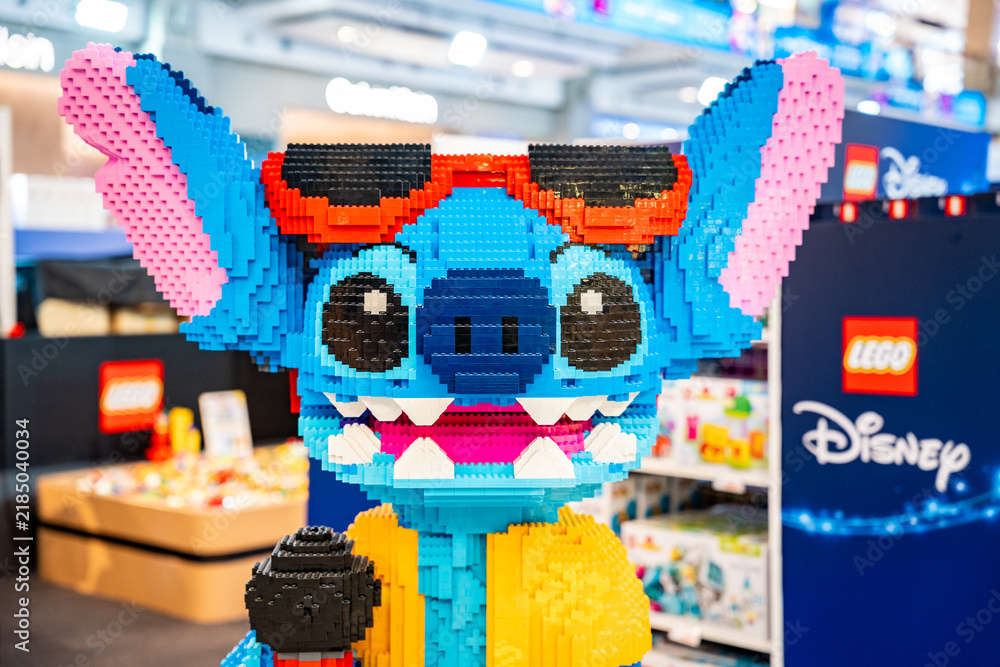 Obraz premium Bangkok, Thailand - September 4, 2026 : A large LEGO sculpture of Stitch from Disney Lilo & Stitch wearing sunglasses and a yellow shirt, holding a microphone.