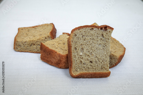 Canvastavla Dry stale pieces of bread lie on a textured white cloth