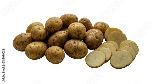 Foto Fresh raw brown potatoes with some sliced pieces in a pile isolated on transpare