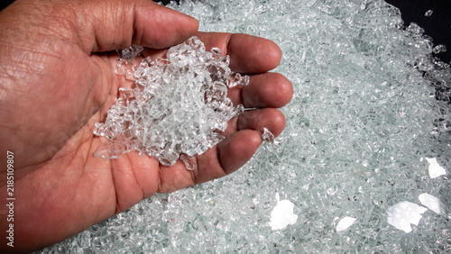 Принти на полотні someone holding broken glass as a symbol of embracing fragility