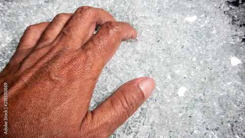 Принти на полотні someone holding broken glass as a symbol of embracing fragility