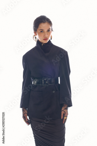 фотографія Young beautiful woman showcasing stylish attire against a bright background
