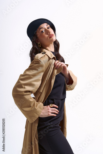 фотографія Stunning young woman showcases stylish outfit with confidence and flair