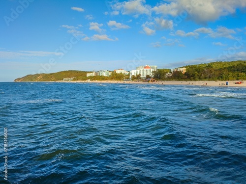 Misdroy (polnisch: Międzyzdroje), oft als die „Perle der Ostsee“bezeichnet, ist eines der beliebtesten und lebhaftesten Seebäder an der polnischen Ostseeküste.