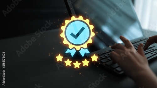 Foto Digital badge icon with a checkmark and stars, symbolizing achievement and trust, enhanced by a blurred computer keyboard background in soft lighting Gluon