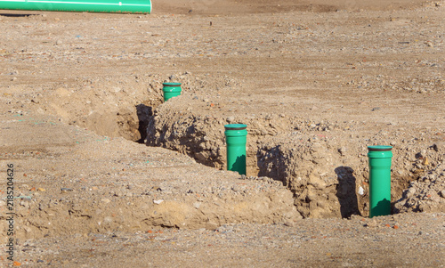 Fotografía Multiple plastic drainage pipelines aligned in the ground during excavation work