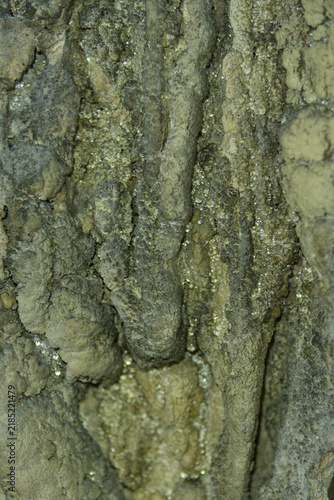 Foto Close-up macro shot of hydrophobic actinobacteria biofilm covered in glistening water condensation droplets on ancient limestone inside Predjama karst cave