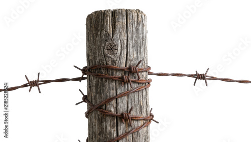 Foto Rustic weathered wooden fence post with rusty barbed wire, isolated on transpare