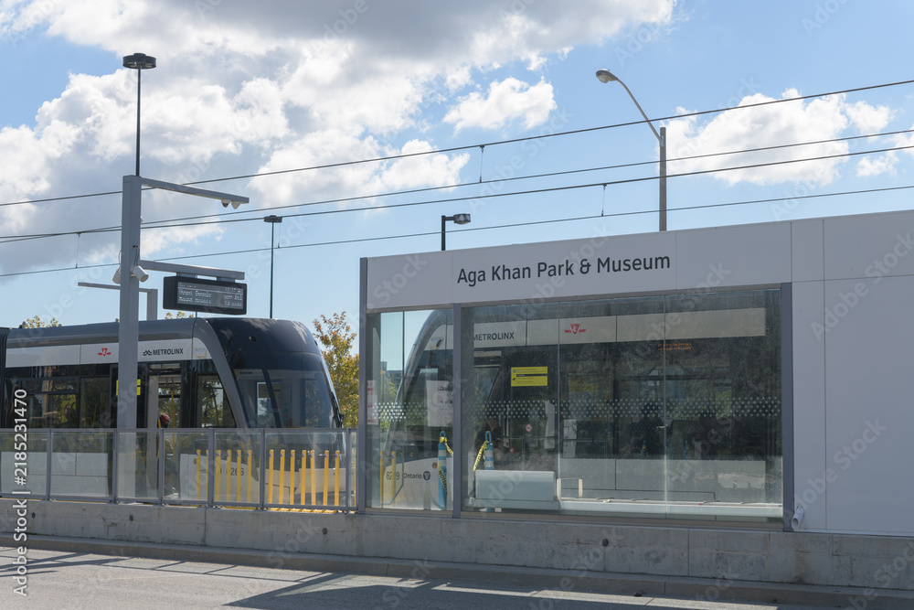 Obraz premium Eglinton Line 5 transit stop at Aga Khan Park/Museum Station Platform, Toronto