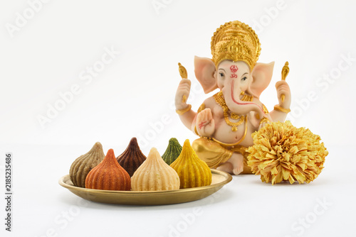 Foto Lord ganesha idol with colorful modak sweets celebrating chaturthi festival