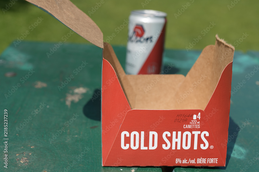 Obraz premium isolated Molson Cold Shots Lager cardboard carrier and defocused beer can on a picnic table in Toronto