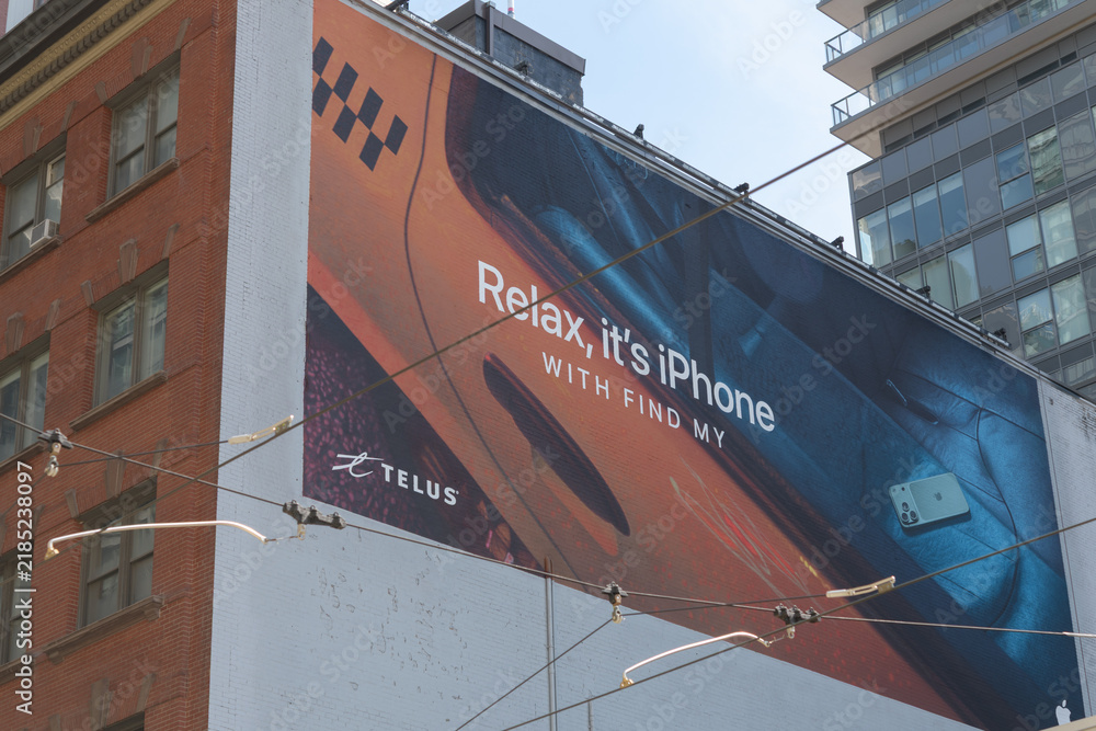 Obraz premium TELUS Communications Inc sponsored Apple iPhone mural at King St W and Spadina (southeast corner), Toronto