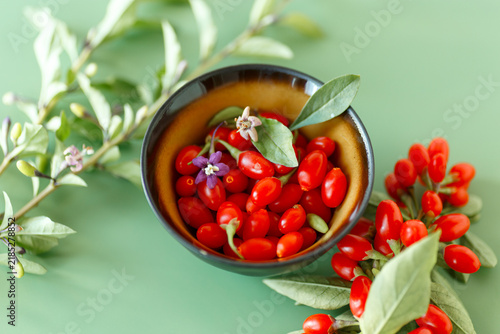 Foto Red goji berries in ceramic bowl with copy space