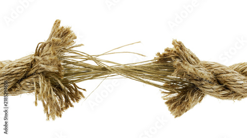 Foto Isolated natural fiber rope fraying and breaking in the middle, symbolizing weak