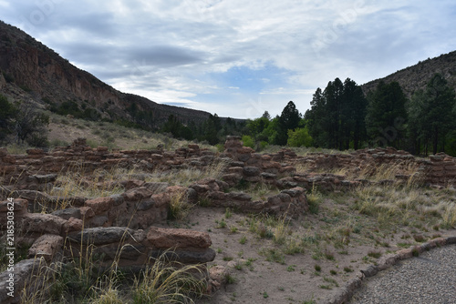Foto Multistory Ancestral Pueblo Village Ruins at Bandelier Monument