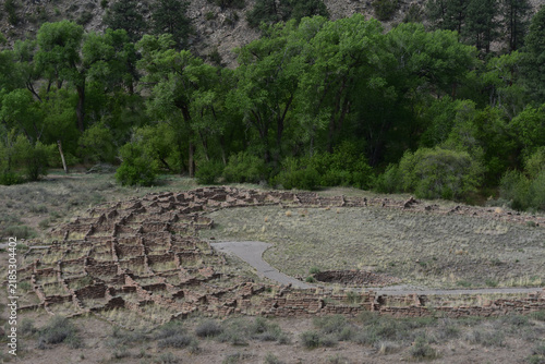 Foto Circular Village Ruins with Central Plaza at Bandelier