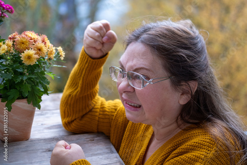 Foto furious mature woman glares, showing anger, rage and frustration, Threatening ex