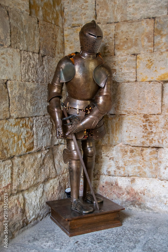 Foto Historic knight armor displayed indoors