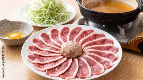 鴨すき鍋：新鮮な鴨肉と薬味、温かい出汁の食卓