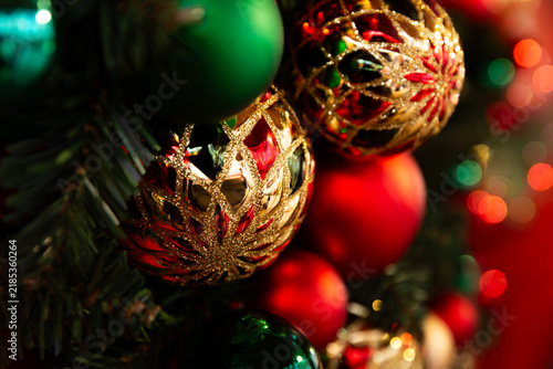 Boules de Noël rouges, vertes et dorées en gros plan avec bokeh dans une ambiance festive, fond de Noël