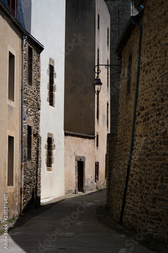 Foto Narrow historic street between old stone and plaster buildings in Saint-Malo, Fr