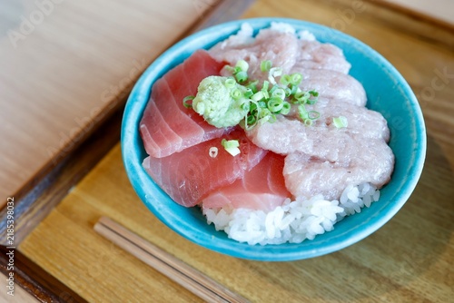 Plakat マグロ丼。赤身の切り身とネギトロを半分ずつ盛り付けた一杯