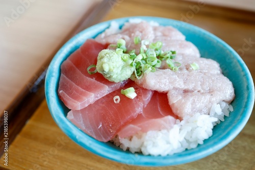 Plakat マグロ丼。赤身の切り身とネギトロを半分ずつ盛り付けた一杯