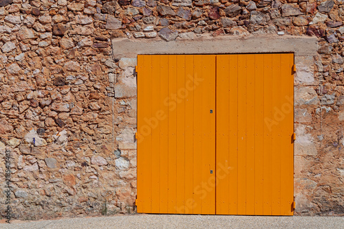 Fassade der ehemaligen Ockerfabrik, das heutige Écomusée de l'Ocre (Ökomuseum des Ockers), Roussillon