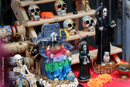 Fotografía Santa muerte statues and sugar skulls for dia de los muertos
