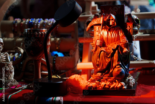 Konstfotografi Santa muerte figure on altar celebrating dia de los muertos