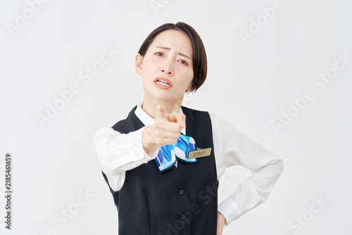 注意する女性スタッフ　受付嬢・銀行員　白背景
