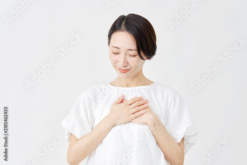 ミドルエイジ女性　安心　白背景