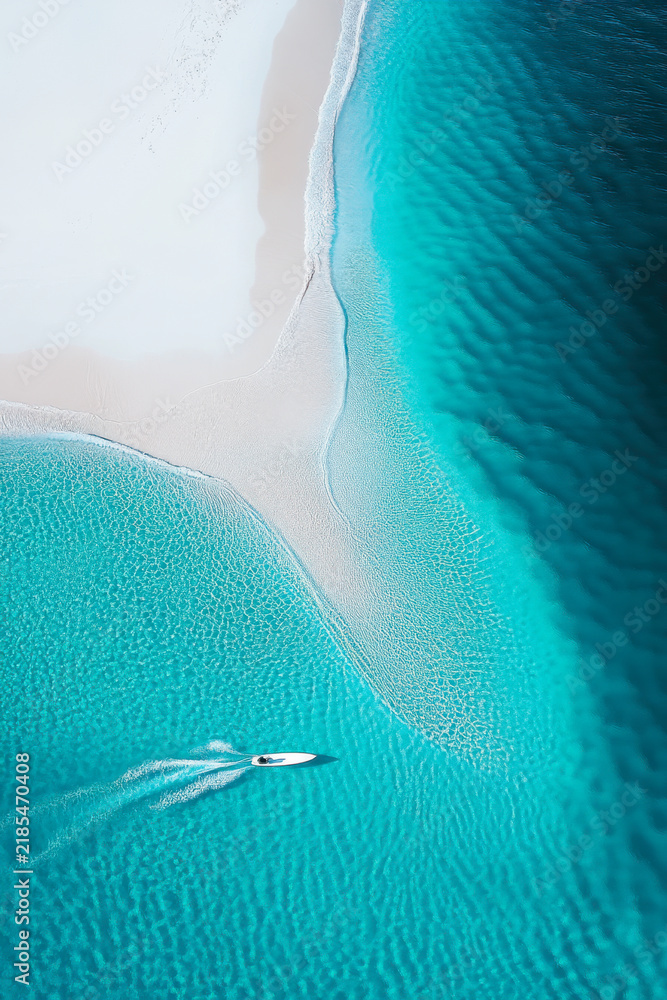 Obraz premium Top view of a white sand beach