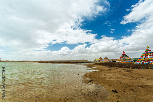 Fotografía Qinghai Water Yadan: Turquoise Lake Surrounding Earth Mounds Under Blue Sky and