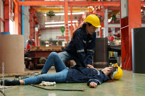 A female worker had an accident that injured her leg in a metal sheet factory.	